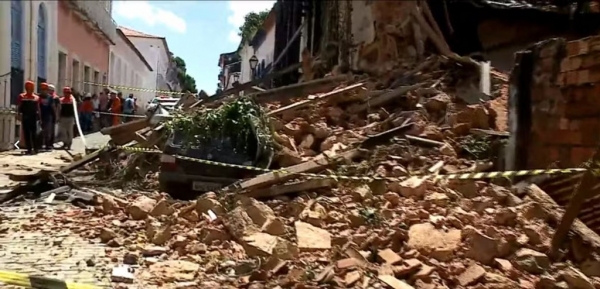 CASARÃO DESABA E ATINGE CARRO NO CENTRO HISTÓRICO DE SÃO LUÍS