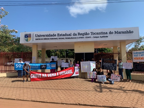 PROFESSORES DA UEMASUL PROTESTAM POR REAJUSTE SALARIAL EM AÇAILÂNDIA