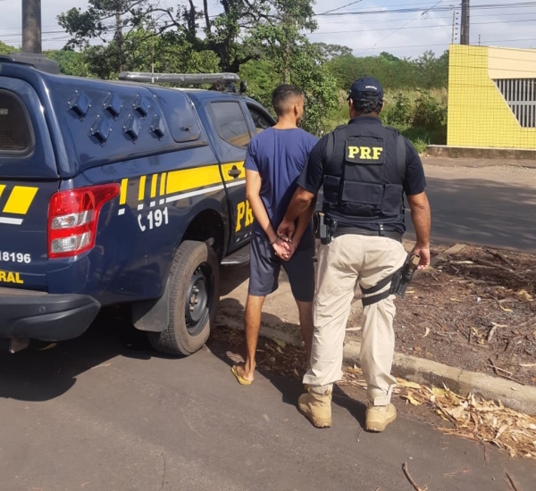 PRF prende assaltante com mandado de prisão em aberto