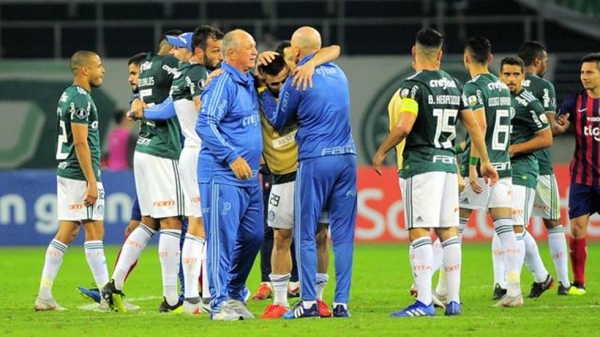 Com Felipe Melo expulso aos três minutos, Palmeiras perde para o Cerro Porteño em casa, mas se classifica na Libertadores