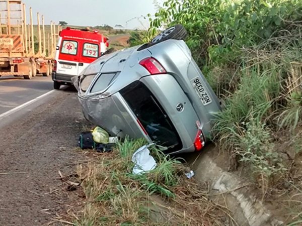 Capotamento deixa duas pessoas feridas na BR-010, em Itinga
