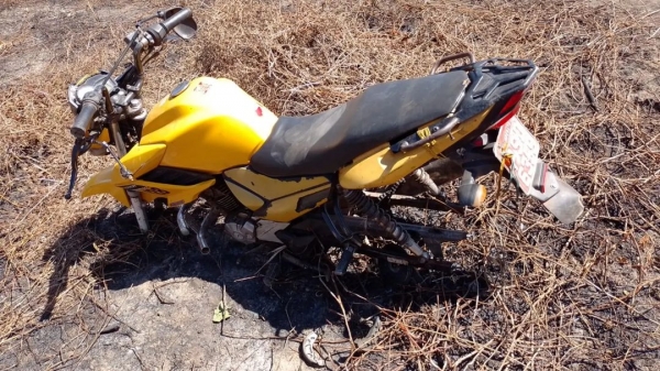 MOTO TOMADA DE ASSALTO DE MOTOTAXISTA É ENCONTRADA SEM OS PNEUS NO PARQUE ALVORADA