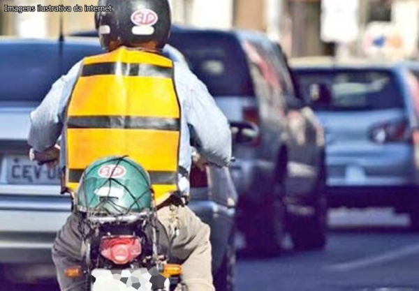 AÇAILÂNDIA URGENTE – Polícia Militar conduz dois mototaxista clandestinos para a delegacia