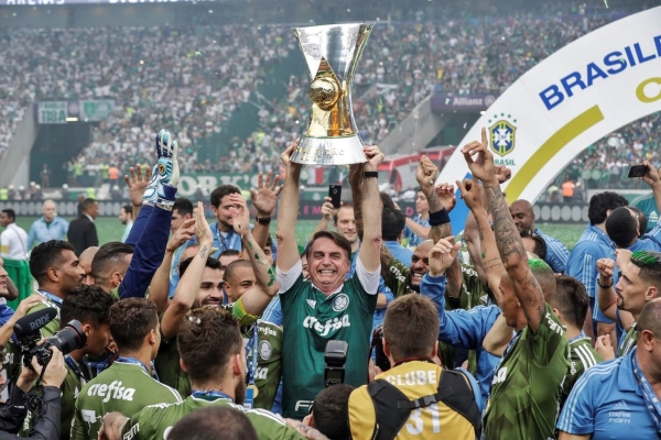 Bolsonaro acompanha vitória do Palmeiras e entrega taça de campeão