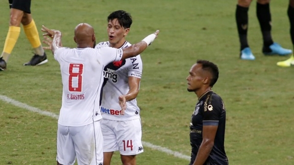 Com gols dos artilheiros do Brasileiro, Vasco faz 3 a 0 e assume a liderança