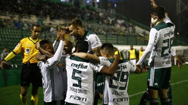 Palmeiras bate a Chape, afunda time catarinense e se aproxima do líder