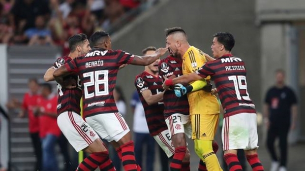 Flamengo faz 2 a 0, vence o Emelec nos pênaltis e avança na Libertadores