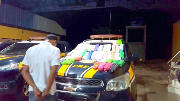 BR 010 - PRF prende homem com mais de 60 kg de maconha dentro de ônibus