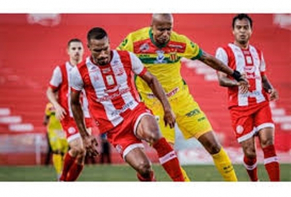 Náutico vence Sampaio Corrêa e cola no Paraná em luta contra queda