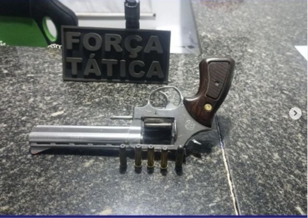 AÇAILÂNDIA – HOMEM É LEVADO PARA DELEGACIA COM ARMA DE FOGO