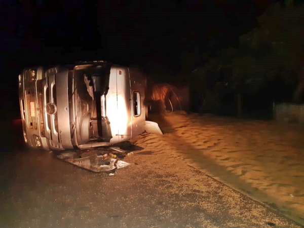 FIM DE SEMANA - Carreta graneleira tomba e interdita parcialmente a BR 222/MA