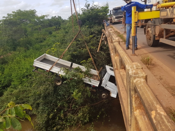 MARANHÃO - PRF interdita BR-230 para retirada de caminhão que caiu de ponte