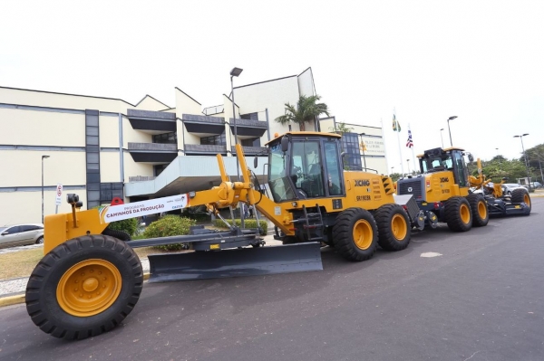 Em 2 meses, governador Flávio Dino entrega 72 motoniveladoras para melhorar estradas rurais