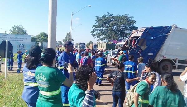 IMPERATRIZ - Funcionários de limpeza interditam BR-010 