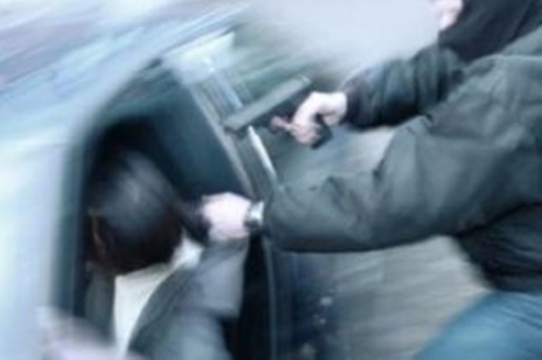 Quadrilha rouba carro, faz proprietária refém e comete estupro