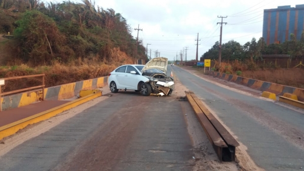 MARANHÃO - Automóvel colide em divisor de pista no acesso da BR-135/MA, no Itaqui