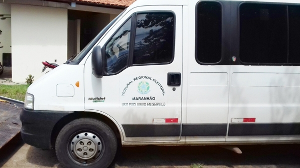 AÇAILÂNDIA -  Motorista é flagrado fazendo o transporte de passageiros com van do Tribunal Regional Eleitoral MA