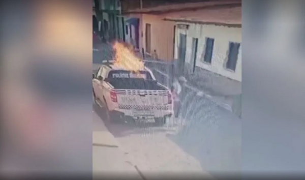HOMEM É FLAGRADO ATEANDO FOGO EM VIATURA DA POLÍCIA MILITAR NO INTERIOR DO MA; VEJA AS IMAGENS