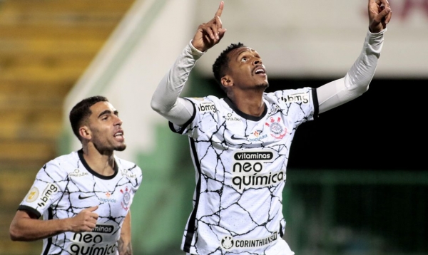 Fora de casa, Corinthians consegue três pontos em cima da Chapecoense