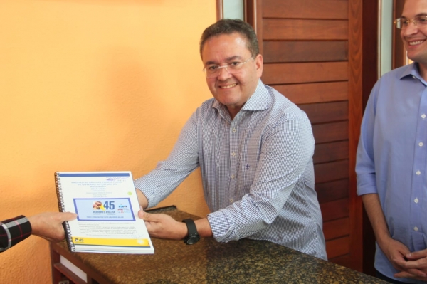ROBERTO ROCHA REGISTRA PLANO DE GOVERNO EM CARTÓRIO.