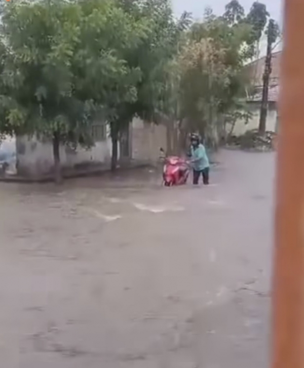 CHUVA FORTE PROVOCA ALAGAMENTO EM VÁRIOS BAIRROS DE IMPERATRIZ