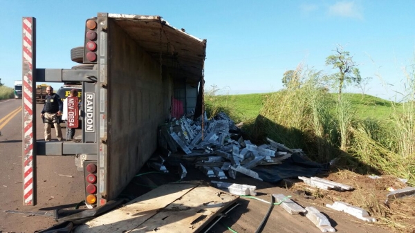 Carreta tomba na BR-010, após se desviar de carro de passeio