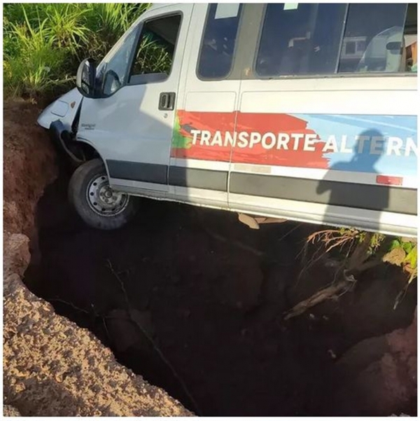 Van sai da pista e vai parar em cima de cratera no acostamento da BR-135, em São Luís