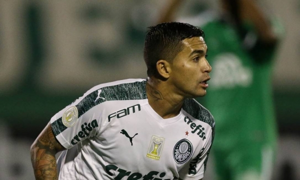 Palmeiras vence Chapecoense fora de casa e mantém liderança mesmo com jogo a menos