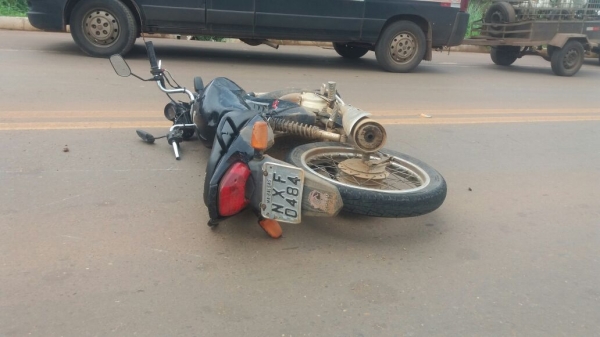 Motociclista morre após moto colidir com veículo de passeio