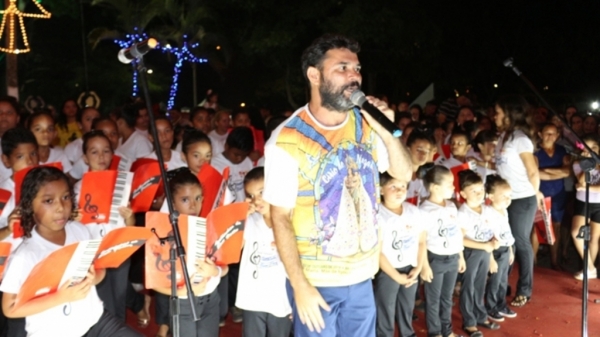 AÇAILÂNDIA - Programação natalina está atraindo muita gente e   famílias na Praça da Bíblia