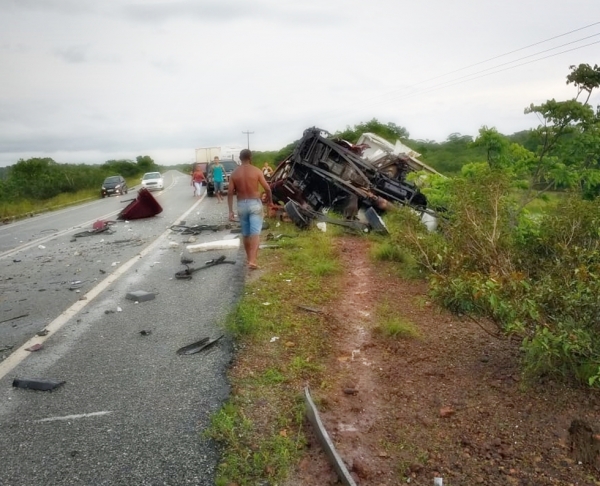 MARANHÃO / ATUALIZAÇÃO - Acidente entre van e caminhão deixa cinco  mortos 