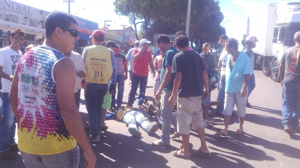 Acidente grave na BR-222 entre uma van e uma moto em Açailândia deixa mototaxista ferido 