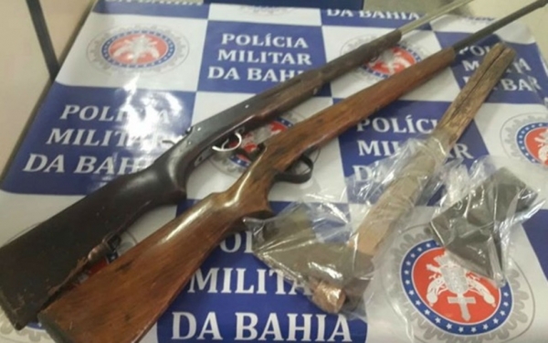 Jovem mata pai com golpes de machado e enterra o corpo com ajuda da mãe