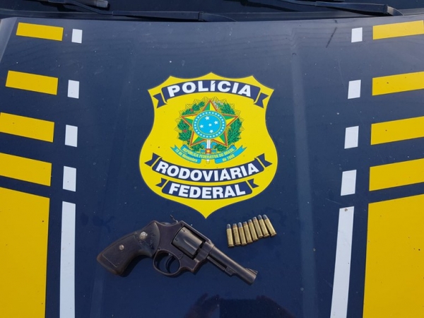 Motorista sem porte é flagrado pela PRF com arma de fogo, em Santa Luzia/MA