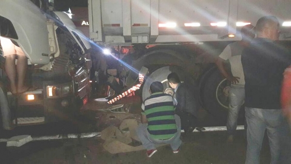 AÇAILÂNDIA – Motorista fica preso às ferragens após carreta bater na traseira de outra na BR-010.