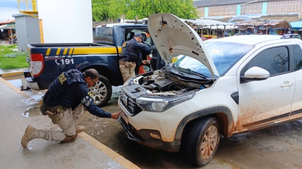 PRF RECUPERA CAMINHONETE ROUBADA E COM PLACAS CLONADAS QUE JÁ TINHAM SIDO USADAS EM OUTROS CRIMES