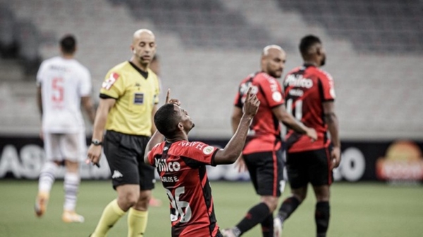 Athletico vence fácil, se afasta do Z-4 e mantém Vasco na zona de rebaixamento