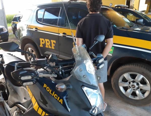 AÇAILÂNDIA URGENTE - PRF prende passageiro de micro-ônibus suspeito de tráfico de drogas
