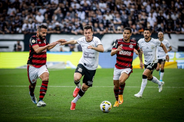 Corinthians vence Flamengo em casa e assume a vice-liderança do Brasileirão