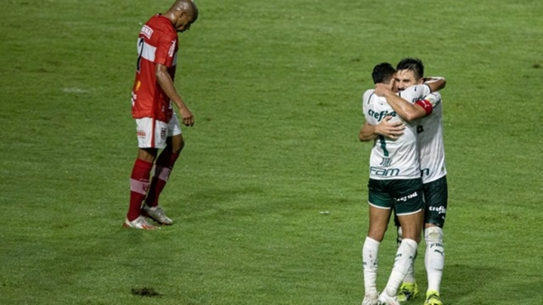 Palmeiras vence CRB na Copa do Brasil e só precisa de um empate no jogo de volta 