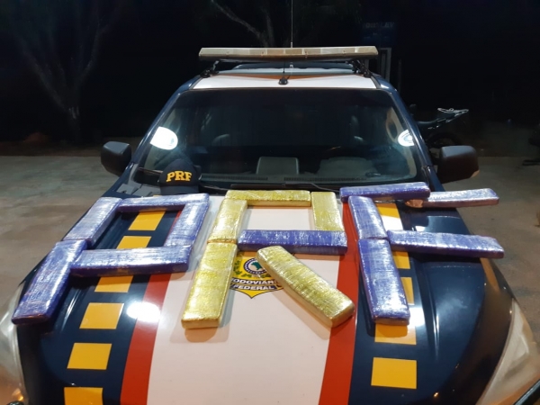 PRF apreende 17kg de maconha prensada transportados dentro de uma mala