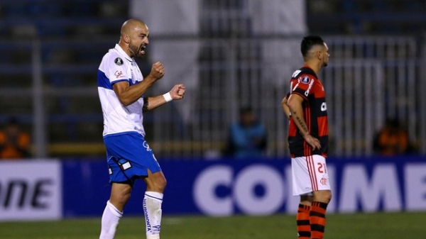 Com gol de ''El Tanque'', Fla perde para Católica em jogo de chances desperdiçadas