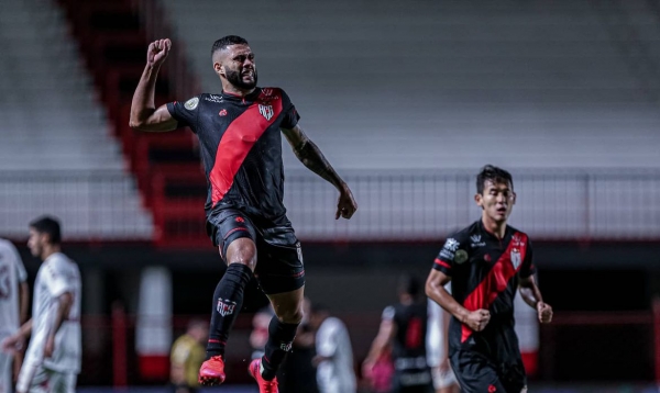 Atlético-GO derrota o Fluminense e se afasta da zona de rebaixamento do Brasileirão