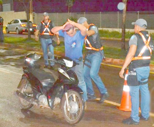 Policiais Militares da 5ª CI de Açailândia realizam operação de fiscalização e abordagens, nas ruas.