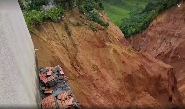 VOÇOROCAS VOLTAM A ENGOLIR CASAS E AMEDRONTAR MORADORES EM BURITICUPU, NO MA; VÍDEO