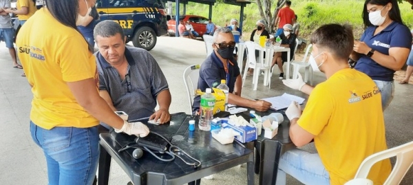 PRF e parceiros avaliam saúde de caminhoneiros na BR-316, em Caxias/MA