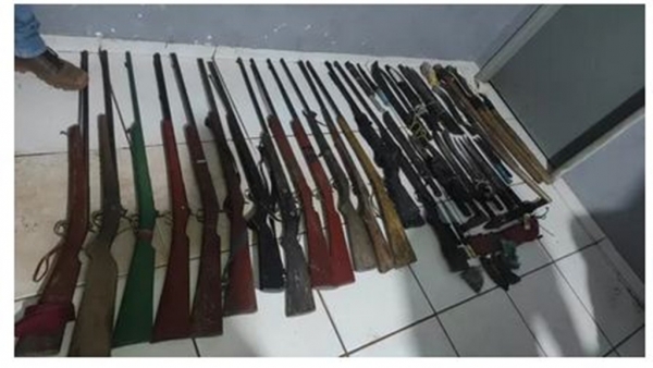 PRF apreende arsenal dentro de ônibus na BR-222, em Açailândia, no MA