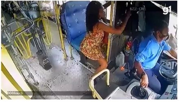 Mulher é flagrada furtando mochila de motorista dentro de ônibus do transporte coletivo da Grande São Luís