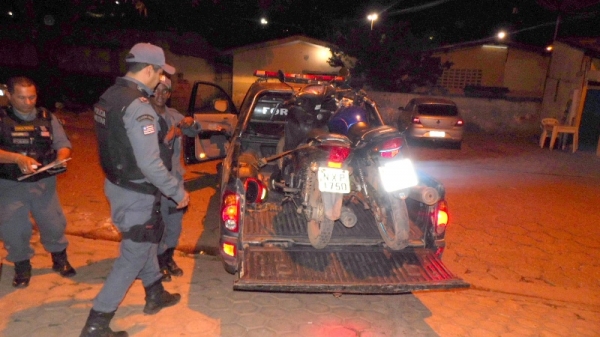Polícia Militar encontra motos roubadas na estrada do Assentamento Conquista da Lagoa após morte de taxista.