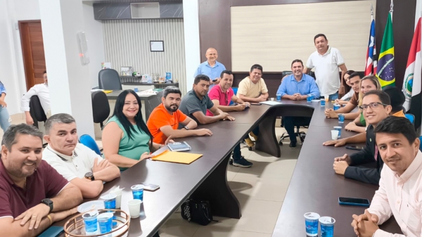 PREFEITO DR. BENJAMIM SE REÚNE COM VEREADORES PARA AGRADECIMENTO E CONVITE ESPECIAL